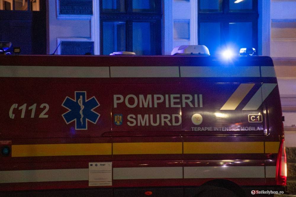 Felállt a traktor és az utánfutó közötti fémrúdra, de leesett és elgázolta az utánfutó
