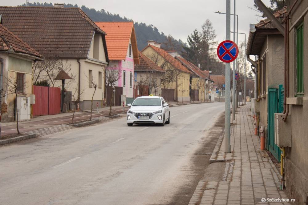Tilos a megállás – táblákkal igyekszik rendet tartani a városháza