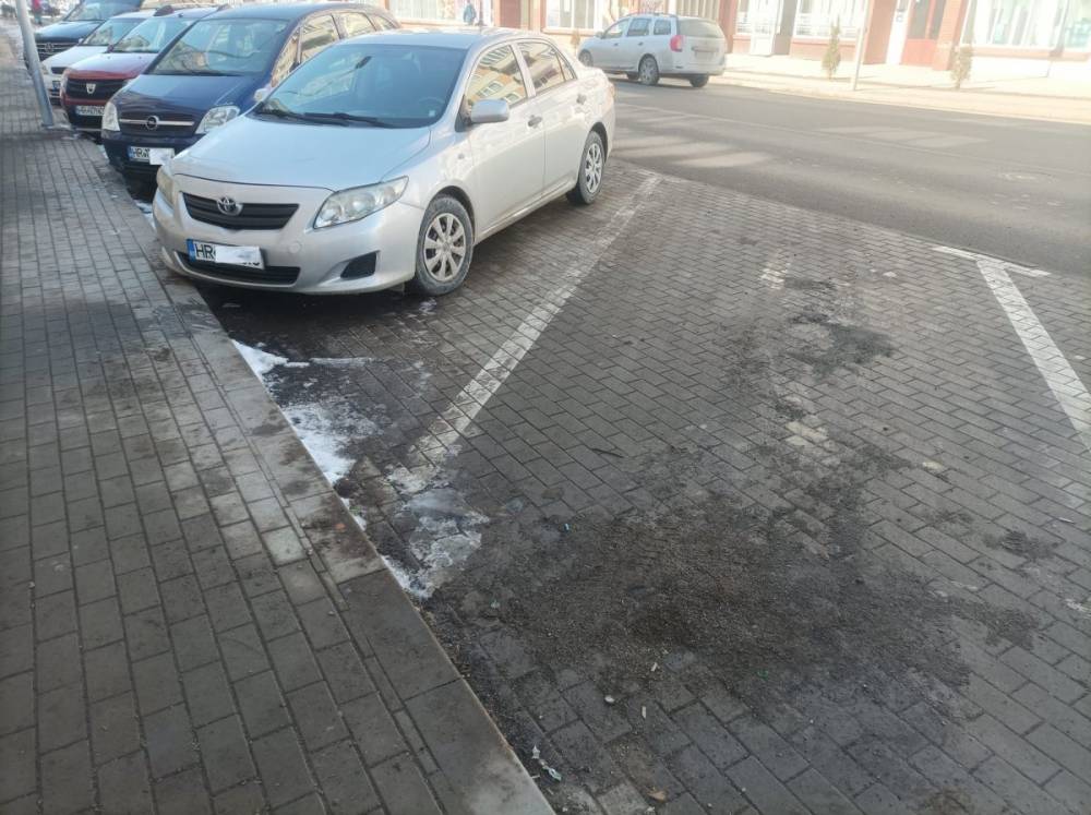Itt a tavasz, hétfőtől nekilátnak a csúszásgátló anyagok feltakarításának