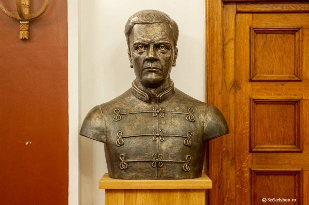 Szobrot érdemel Csanády György, ráadásul valahol a város központi részén