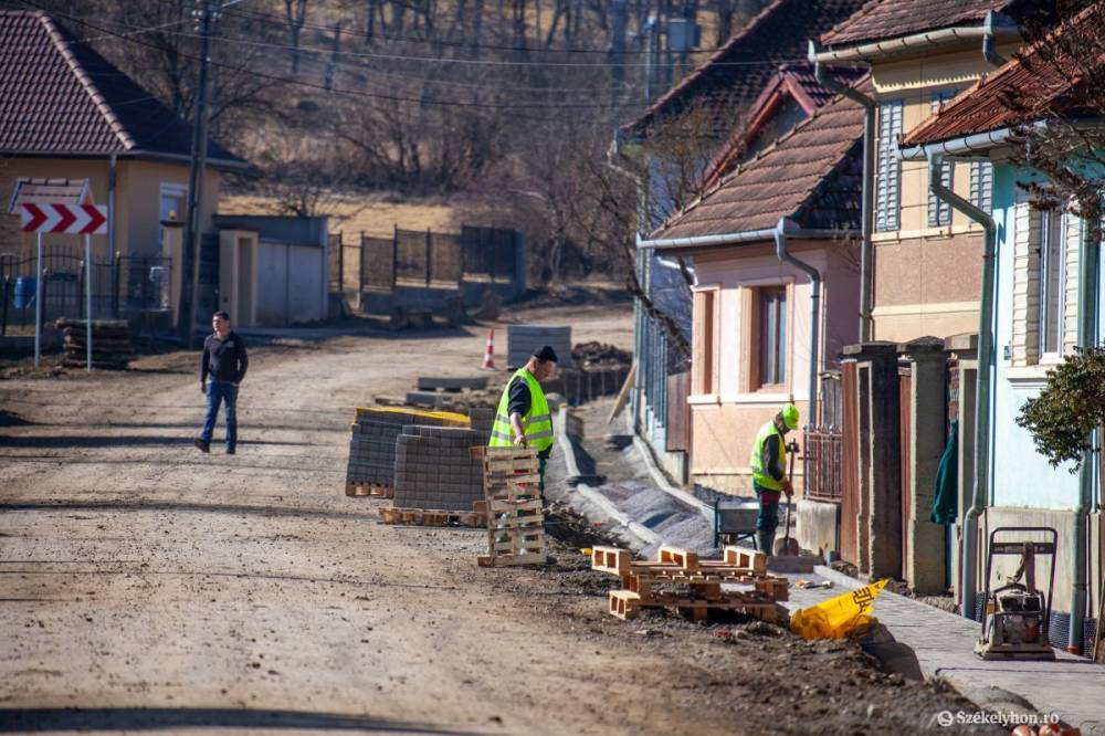 Megszűnik a sár, nyáron már térkövezett járdájuk lesz a székelyderzsieknek