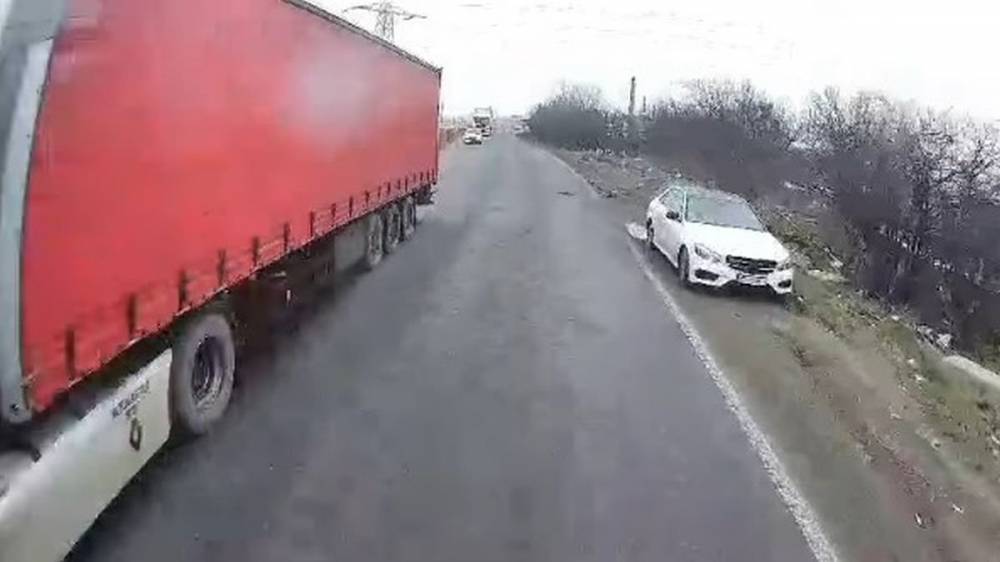 Előzésbe kezdett a Mercivel, aztán az életét kellett mentenie – videóval