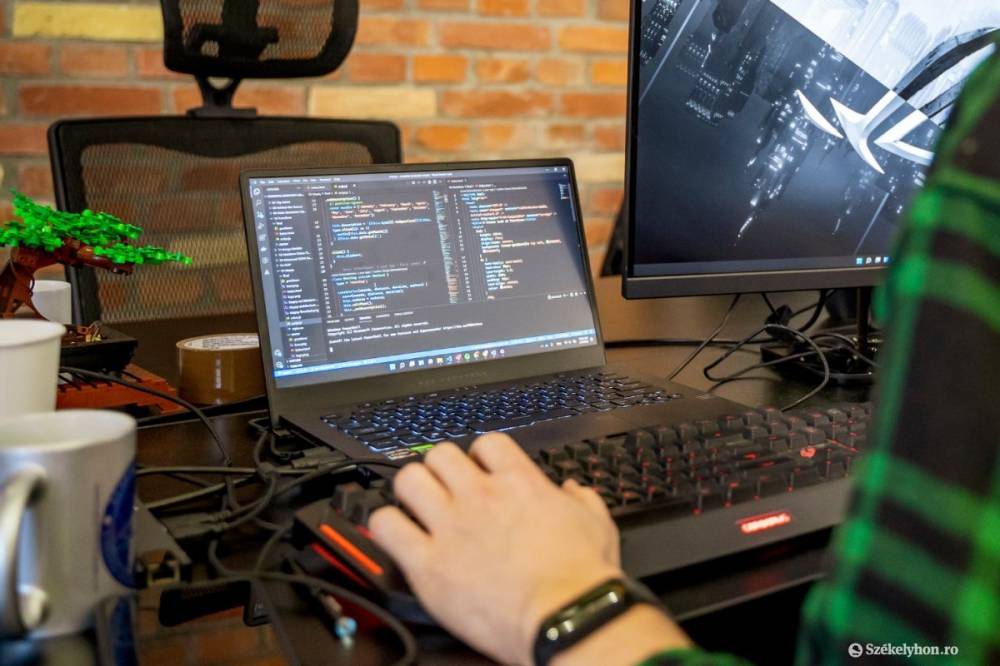 Nemcsak magukat és közösséget fejlesztenek, hanem a színháznak is jótékonykodnak