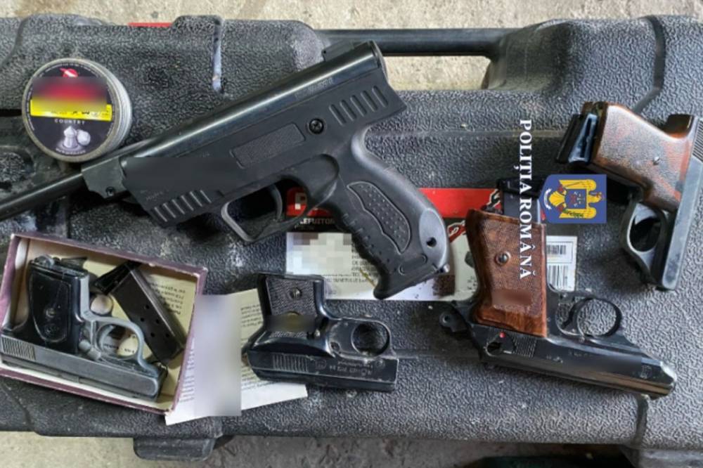 Rendőrségi razzia: fegyvereket és lőszereket foglaltak le