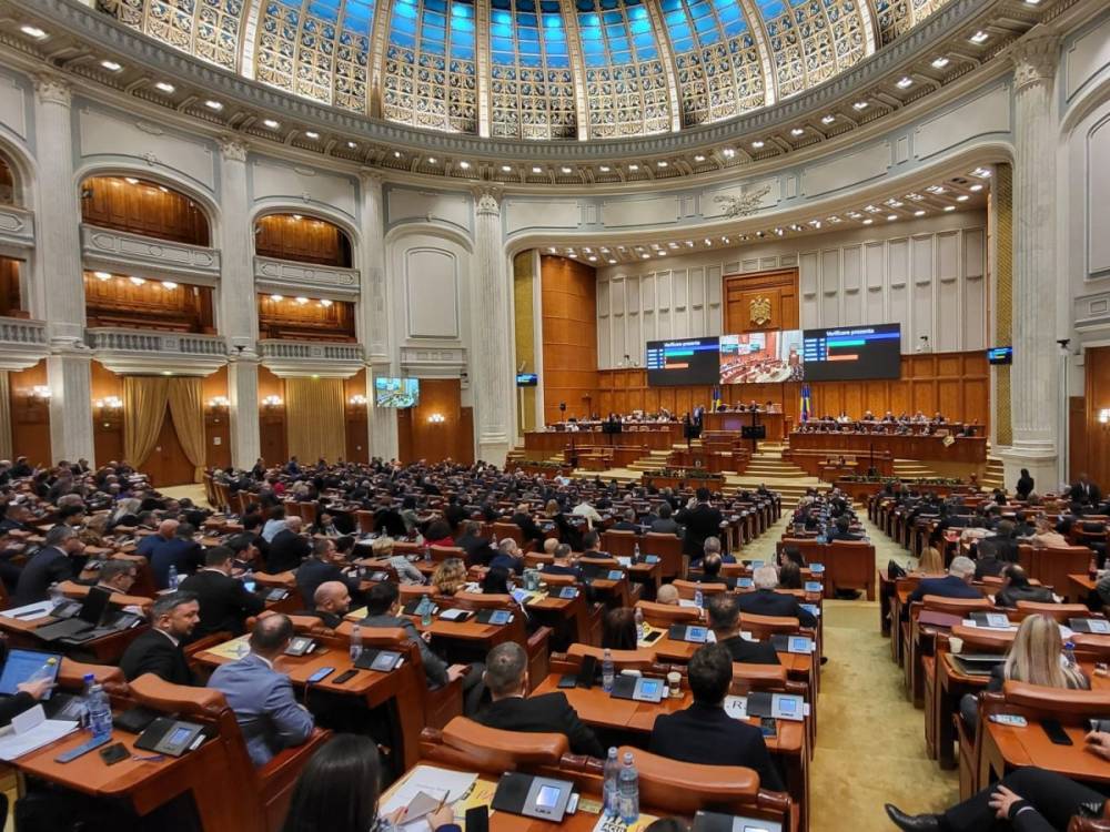 Megszavazták: levonják az ülésekről hiányzó honatyák fizetését