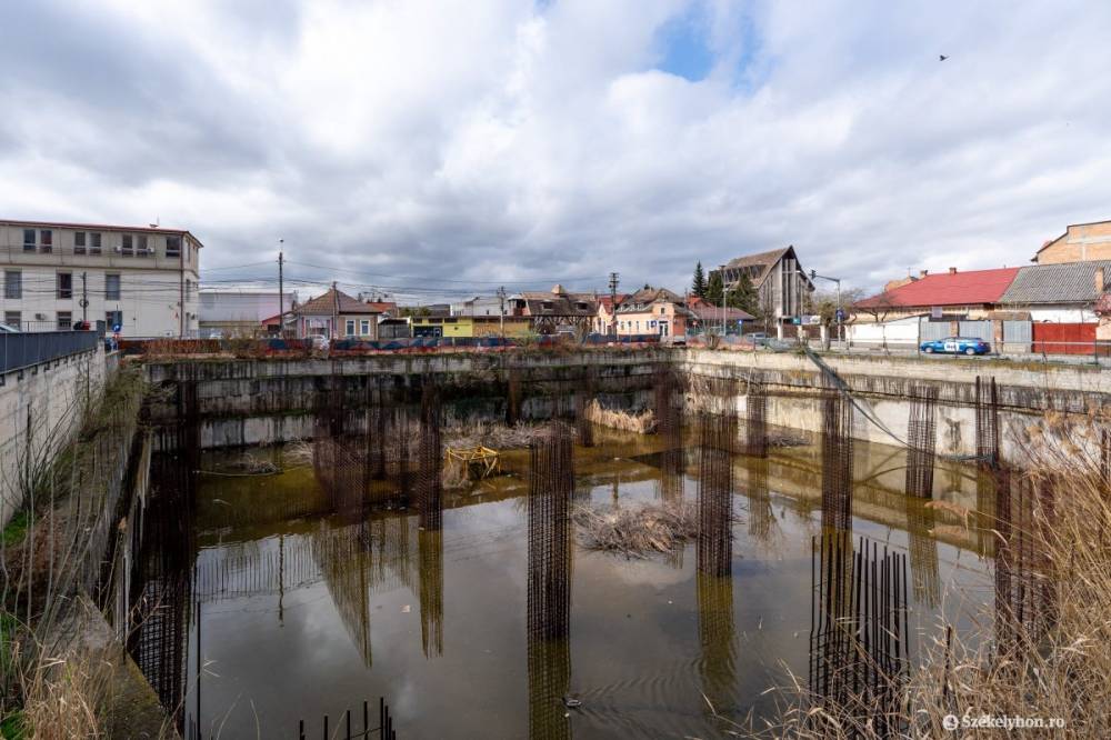 Tömbházak nőhetnek ki a főtéri gödörből