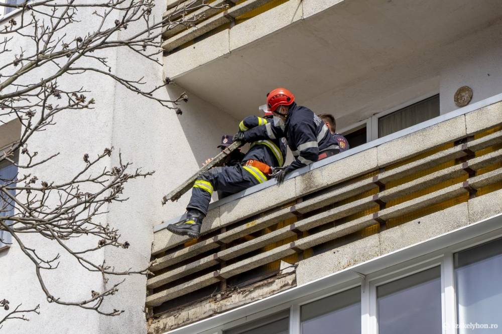 Nem nyitott ajtót a szomszédoknak, ezért a tűzoltókhoz kellett fordulniuk