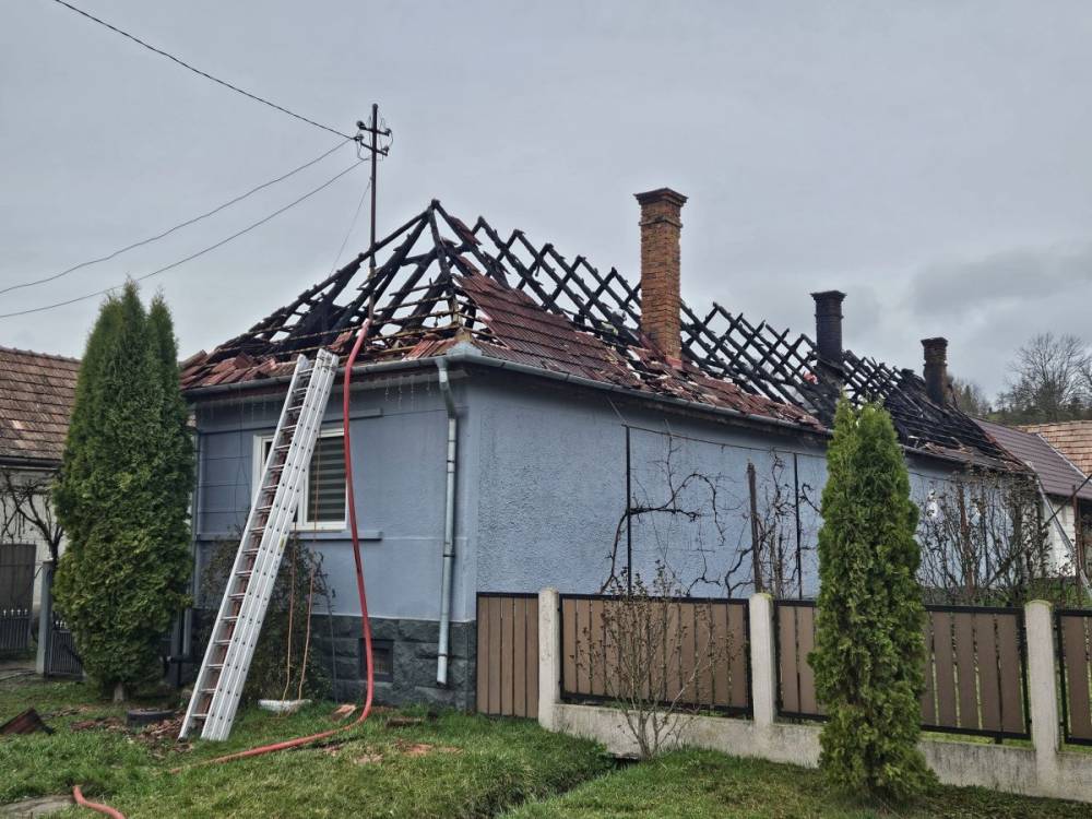 Teljesen megrongálódott egy ház tetőszerkezete egy tűzeset során