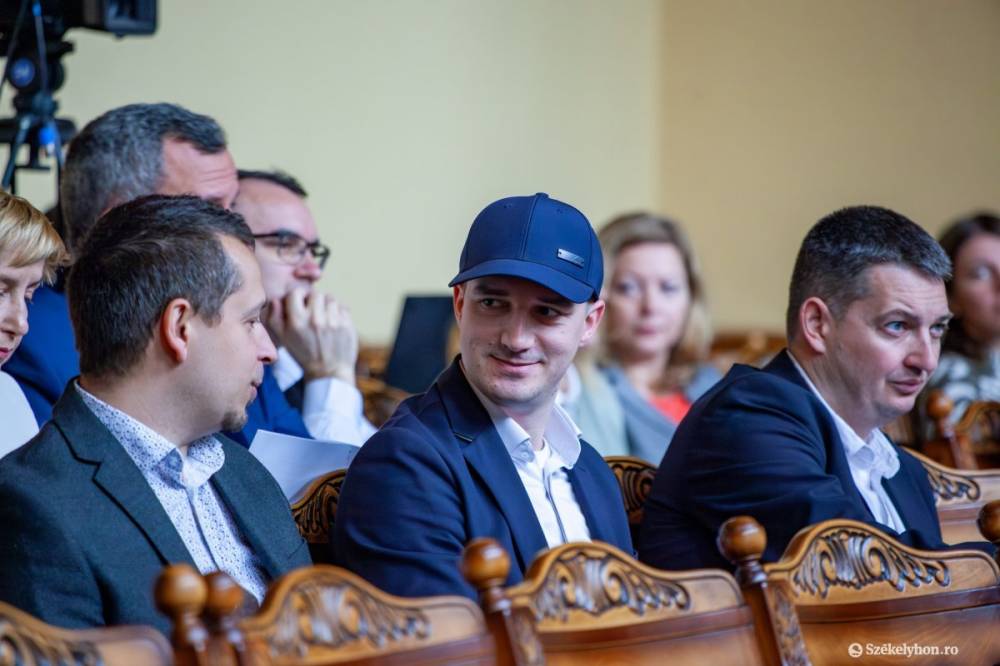 Baseballsapkában szavazott a tanácsos, aki egyet még „elmúlt nyolc évezett” is