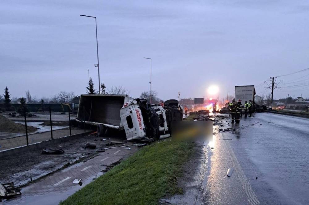 Mindkét sofőr meghalt, amikor összeütközött a két kamion