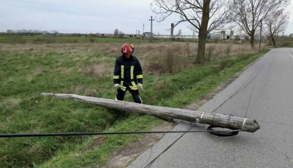 Épületelemeket sodort le, fákat és oszlopokat döntött ki a szél tizenhat településen