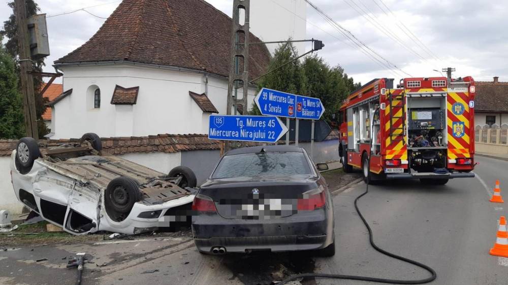 Két autó ütközött, egyik jármű felborult