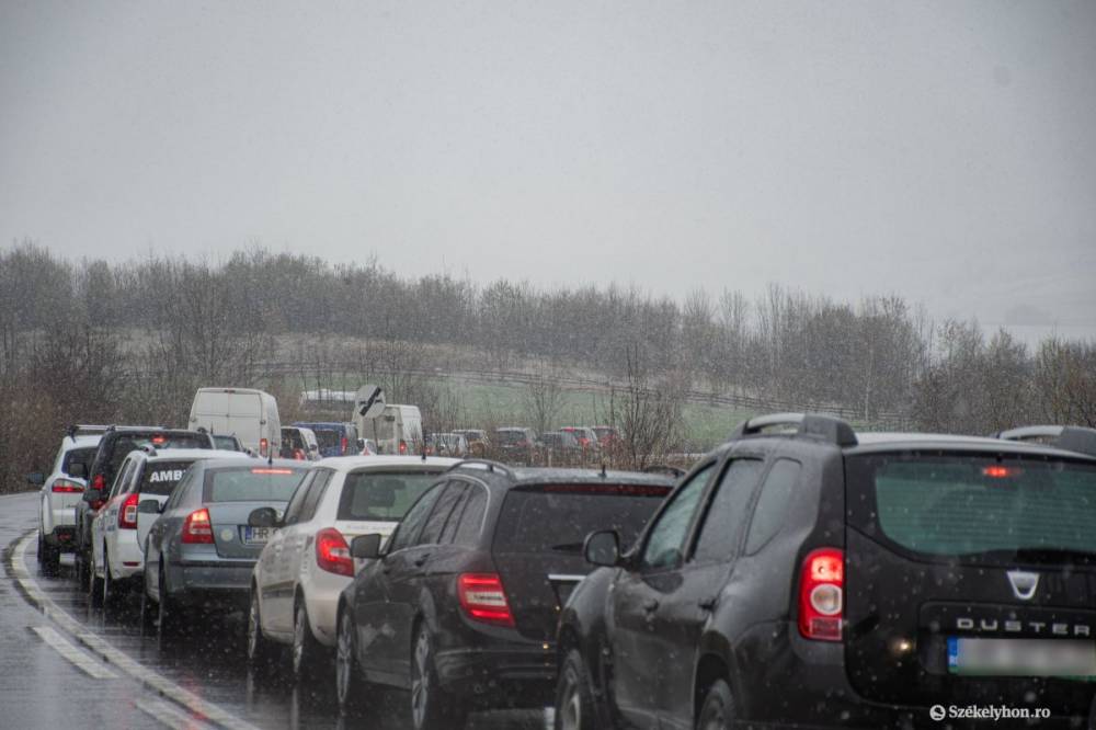 Elakadt teherautók, torlódások az áprilisi télben Hargita megyében – videóval