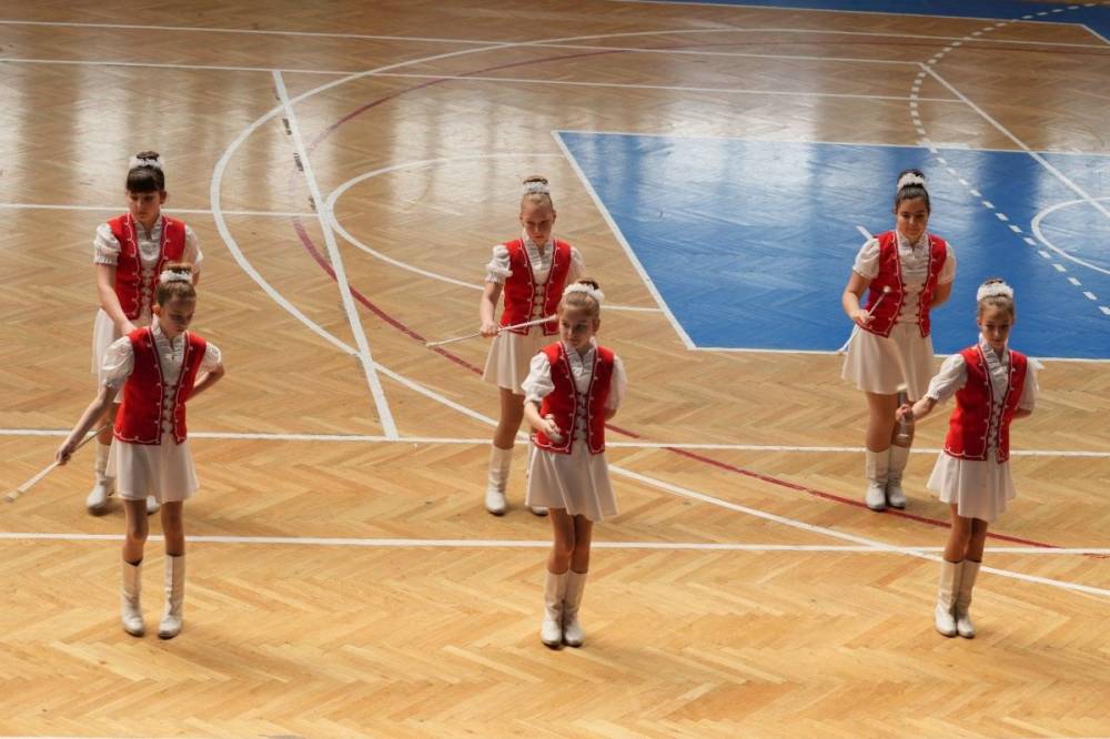 Mazsorettek, táncosok és tornászok a sportcsarnokban