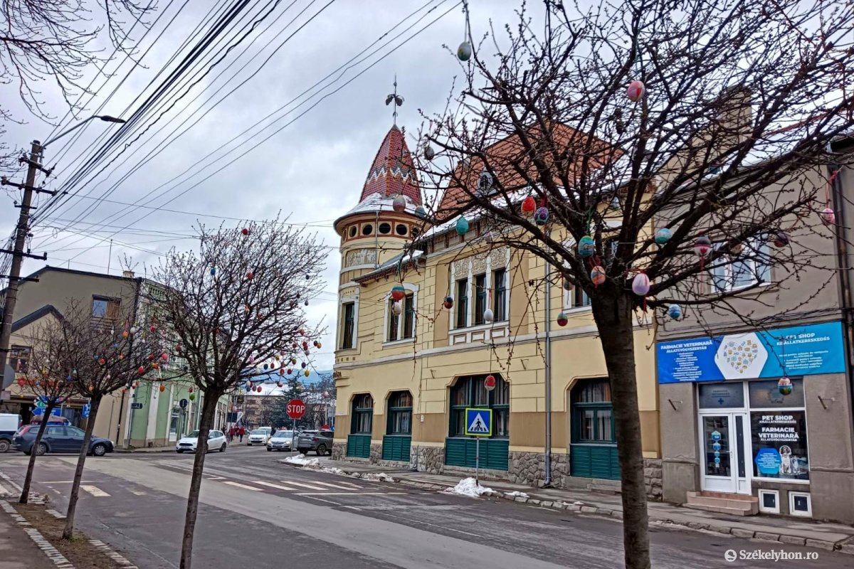 Húsvéti „karácsonyfa” díszített tojásokkal, hideggel és hóval