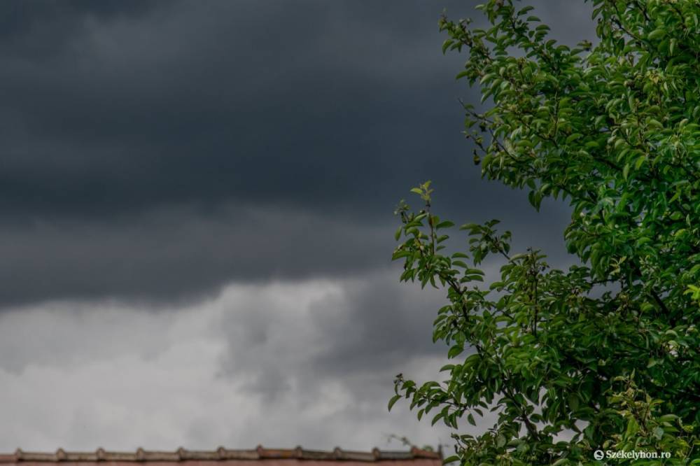 Tetőszerkezetet szakított le az erős szél Maros megyében, jégeső is várható