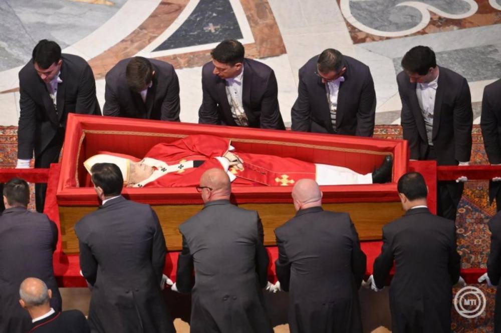 Átvitték Ferenc pápa koporsóját a Szent Péter-bazilikába
