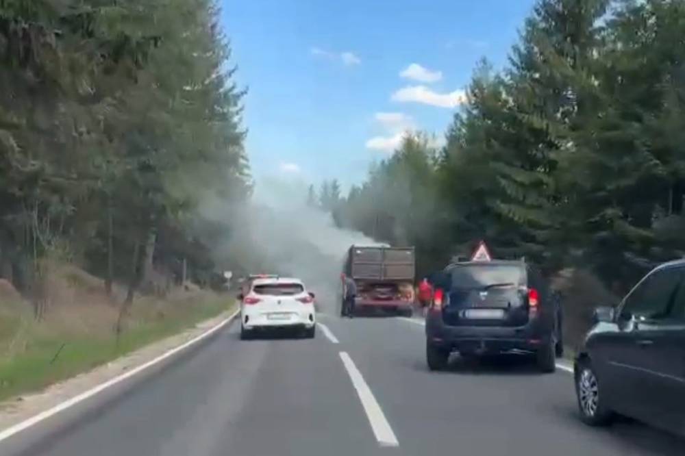 Vastagon füstöl Homoródfürdőnél a lerobbant teherautó – videó