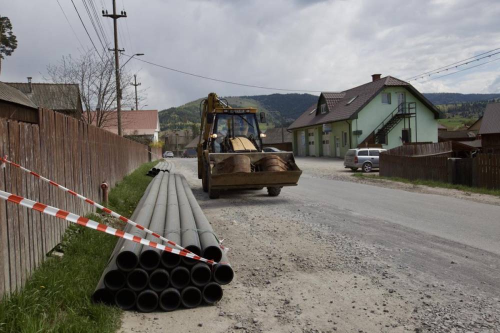 Újra dolgoznak a gyergyószentmiklósi vízhálózat bővítésén