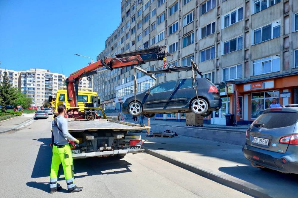 Folytatja az elhagyott autók elszállítását a sepsiszentgyörgyi helyi rendőrség