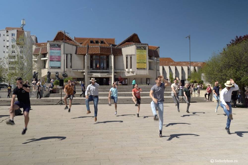 Civil ruhás néptáncosok lepték el a Színház teret