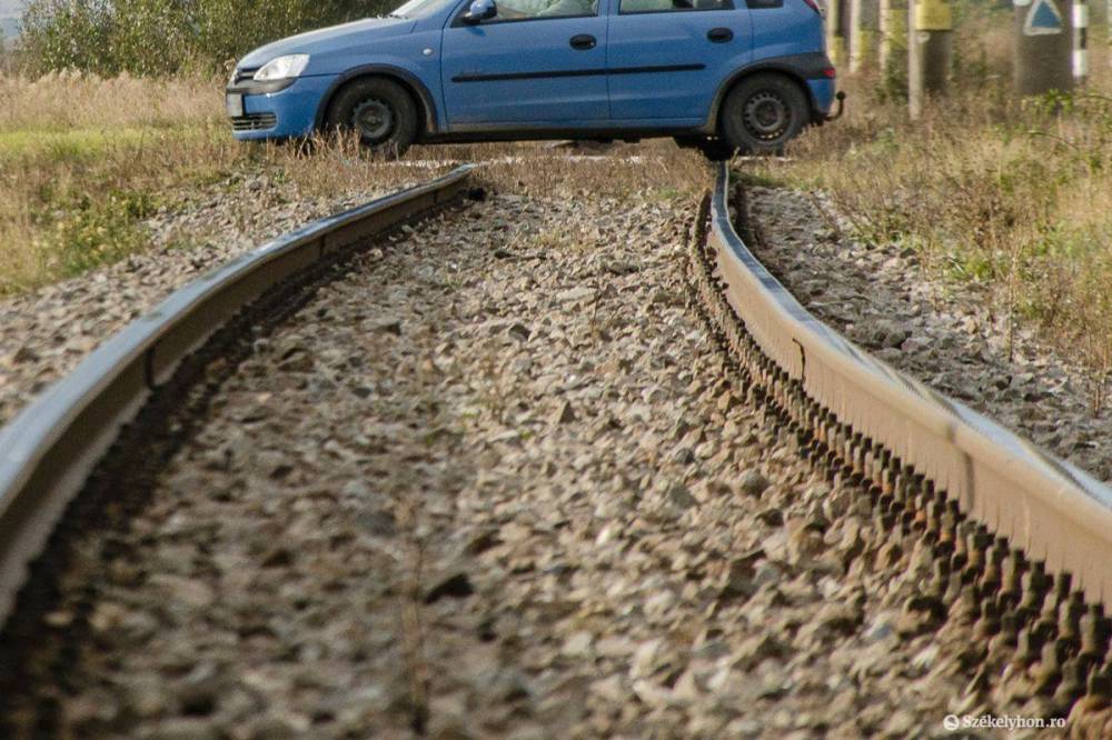 Leállhatott az autó motorja a vasúti átkelőn, ez okozhatta a két halálesettel járó tragikus balesetet
