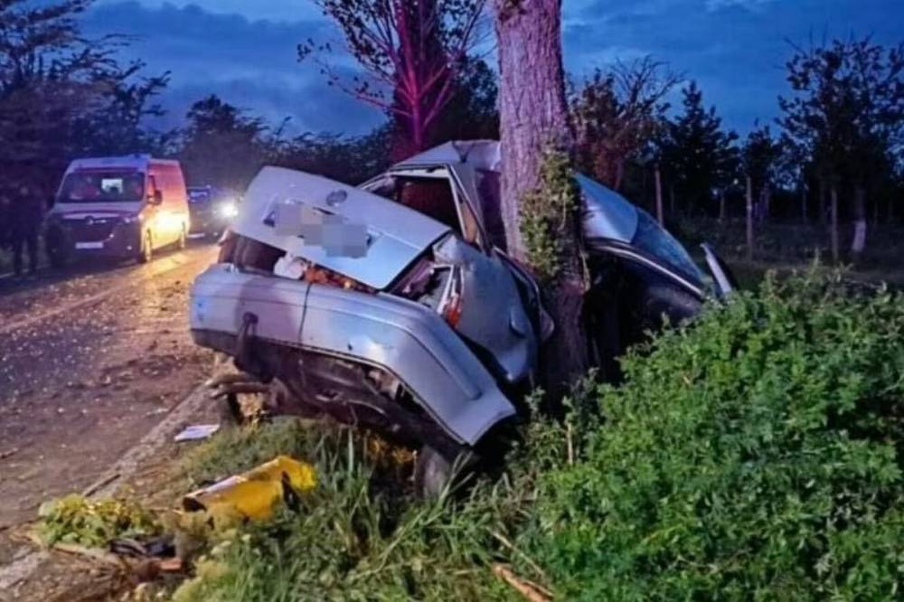 Meghalt egy húszéves fiatal, egy kiskorú pedig súlyosan megsérült, miután autójukkal felcsavarodtak egy fára
