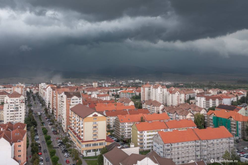 Azonnali viharriasztást adtak ki a meteorológusok, le is szakadt az ég