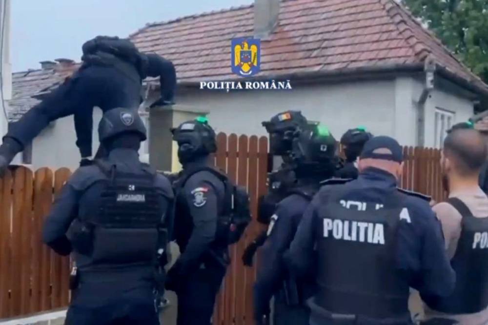 A kerítésen másztak át a rendőrök, hogy kinyissák a kaput a házkutatásra – videóval