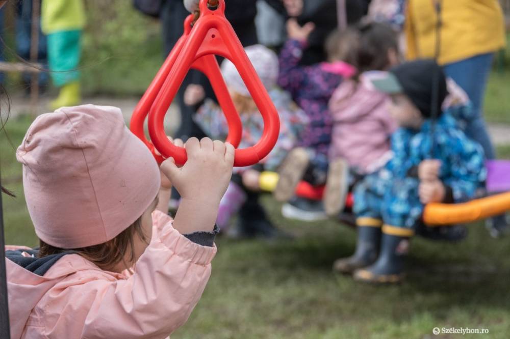 Példát mutattak a delneiek: játszóteret építtettek az iskola udvarán