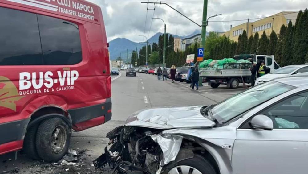 Mikrobusz és autó ütközött, tíz gyerek került kórházba