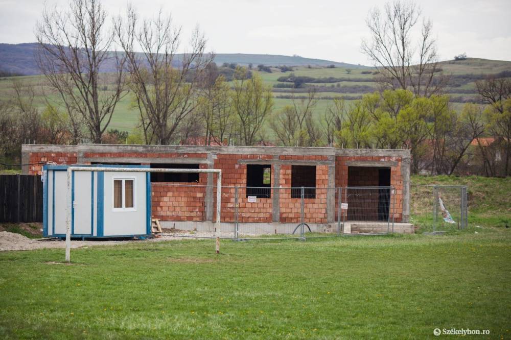 Több év alatt épül meg a bögözi futballpálya öltözője