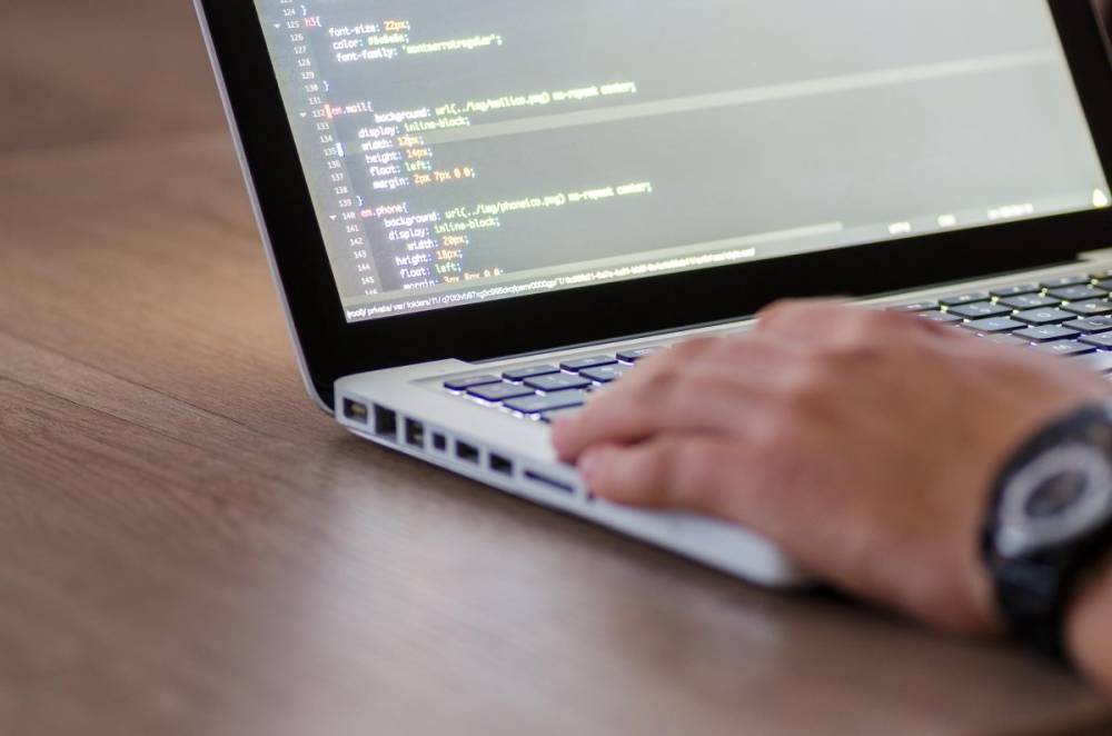 IT-szakértőket keres az egészségbiztosító pénztár: 25 ezer lejes fizetést ajánlanak