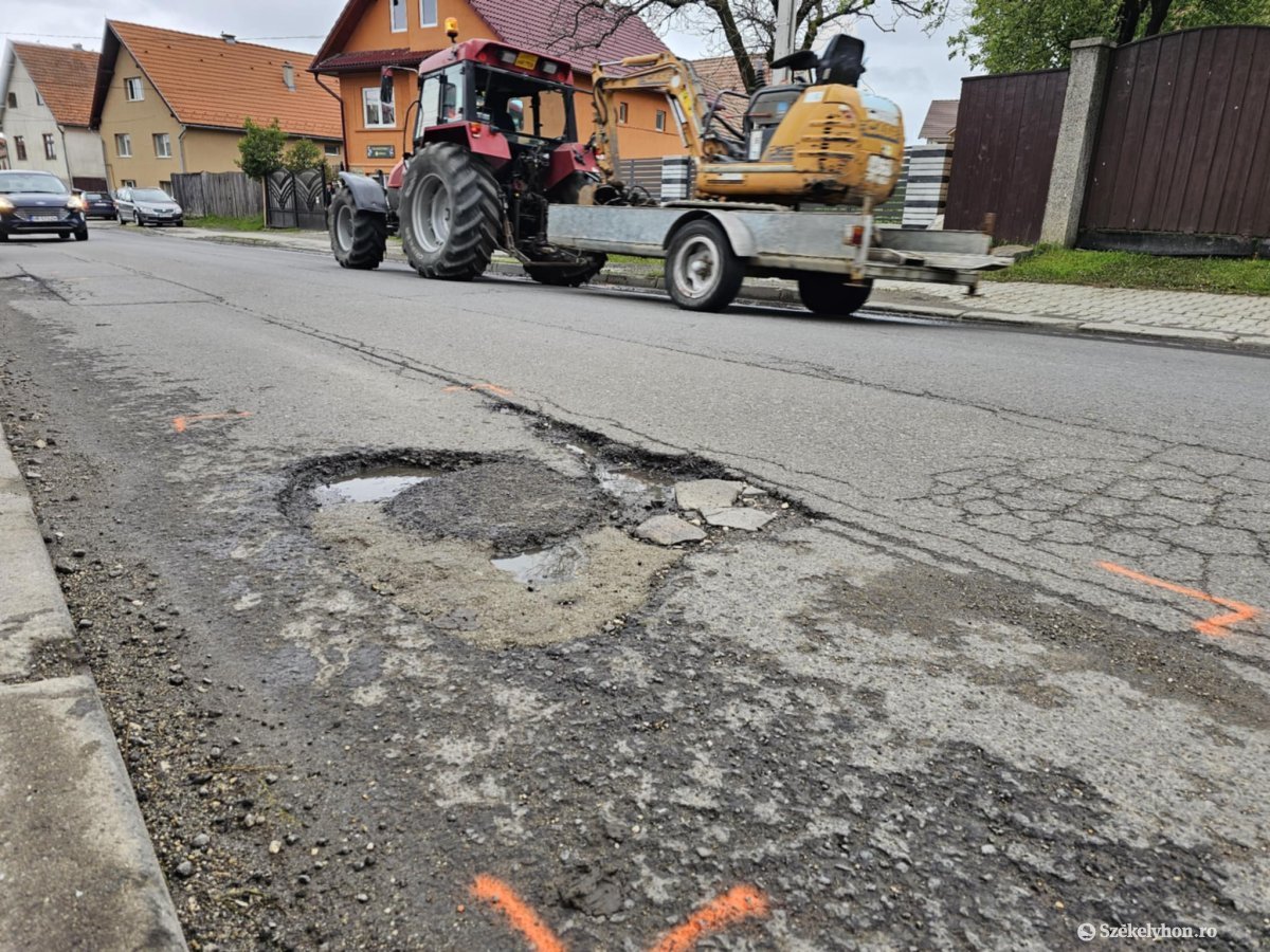 Nem vár tovább Szentegyháza, saját büdzséből kátyuztatja a tönkrement 132-es megyei út egy szakaszát
