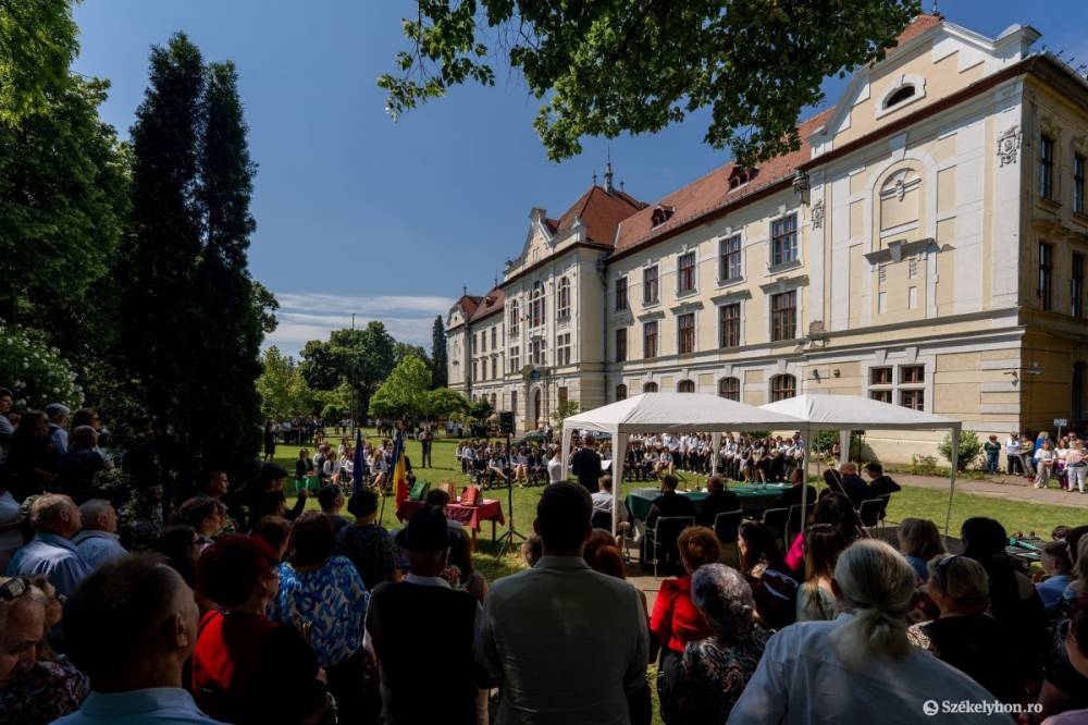 Elballagott egy újabb évfolyam a hivatalosan nem létező, de a kollektív tudatban nagyon is valóságos katolikus iskolából