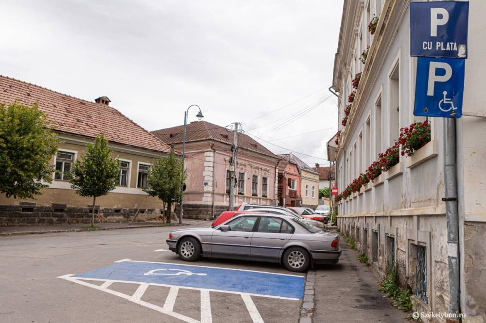 Ingyenes parkolás mozgáskorlátozottaknak: vita Székelyudvarhelyen a jogosultságok szigorításáról