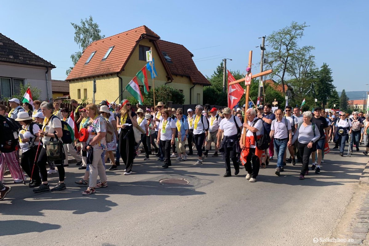 Zarándokok tízezrei a Csíksomlyóra vezető Szék úton