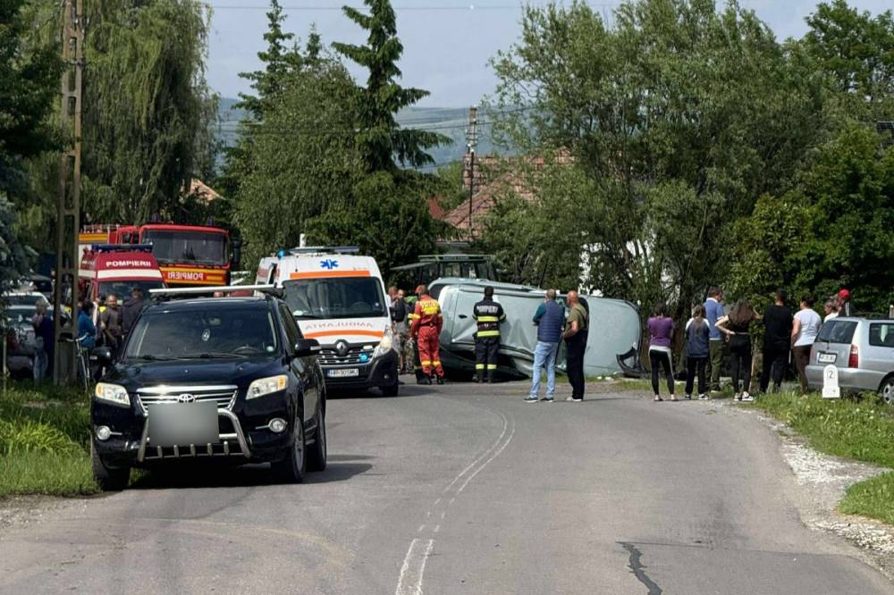 Oldalra borulva állt meg az autó, egy százéves utas is a roncsba szorult