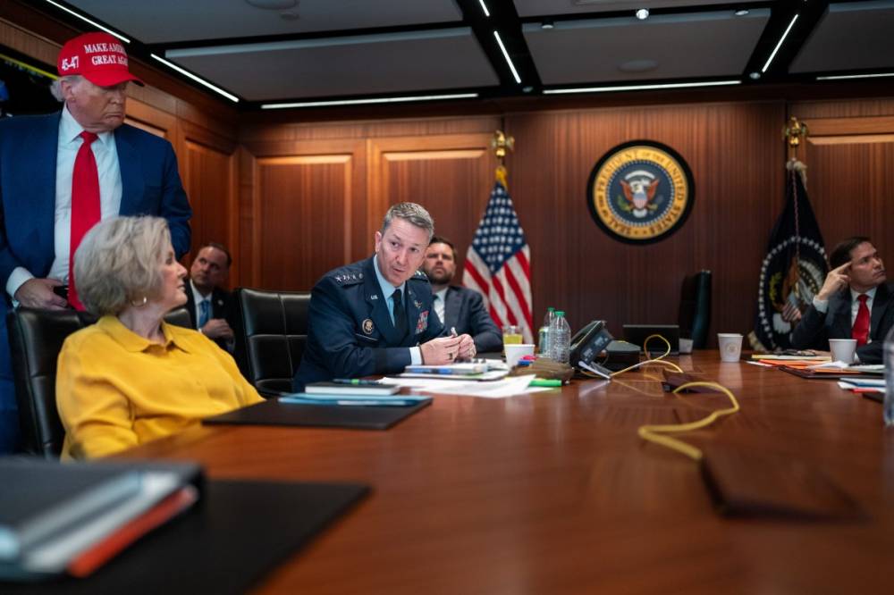 Iráni nukleáris létesítményeket bombázott le az amerikai légierő