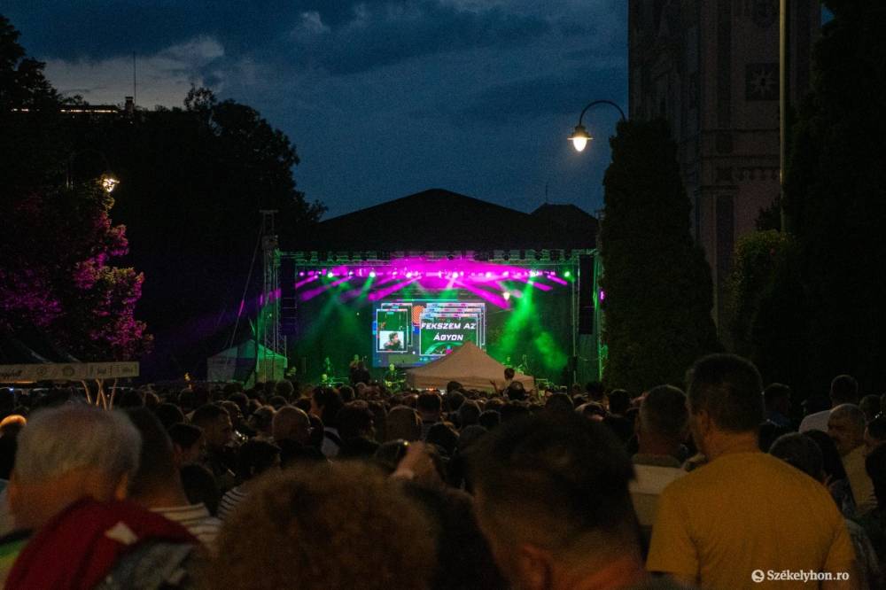 Demjén Ferenc örökzöld slágerei megtöltötték Székelyudvarhely főterét – zene, emlékek, közösség