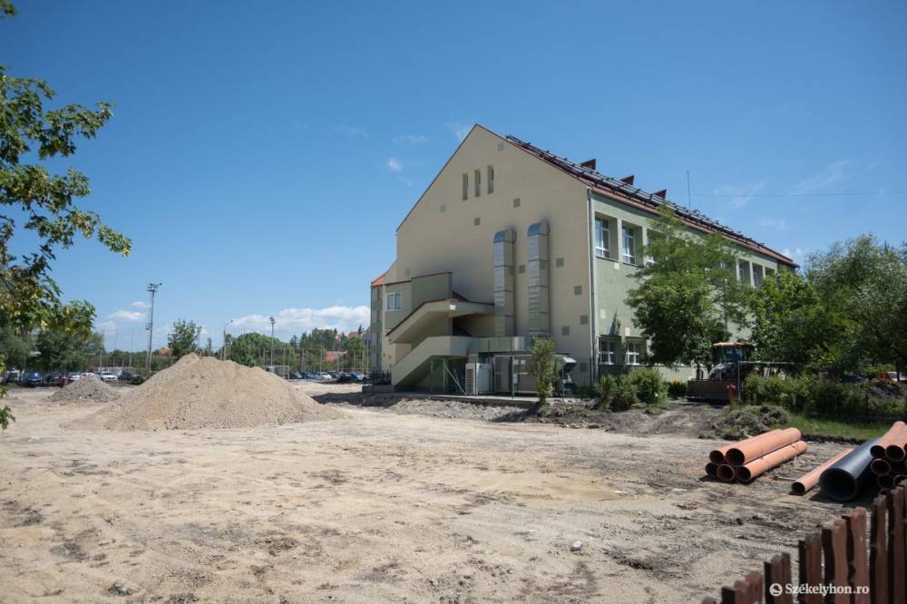 Közel hatmillió lejből újítják fel a csíkszeredai Nagy Imre-iskola udvarát