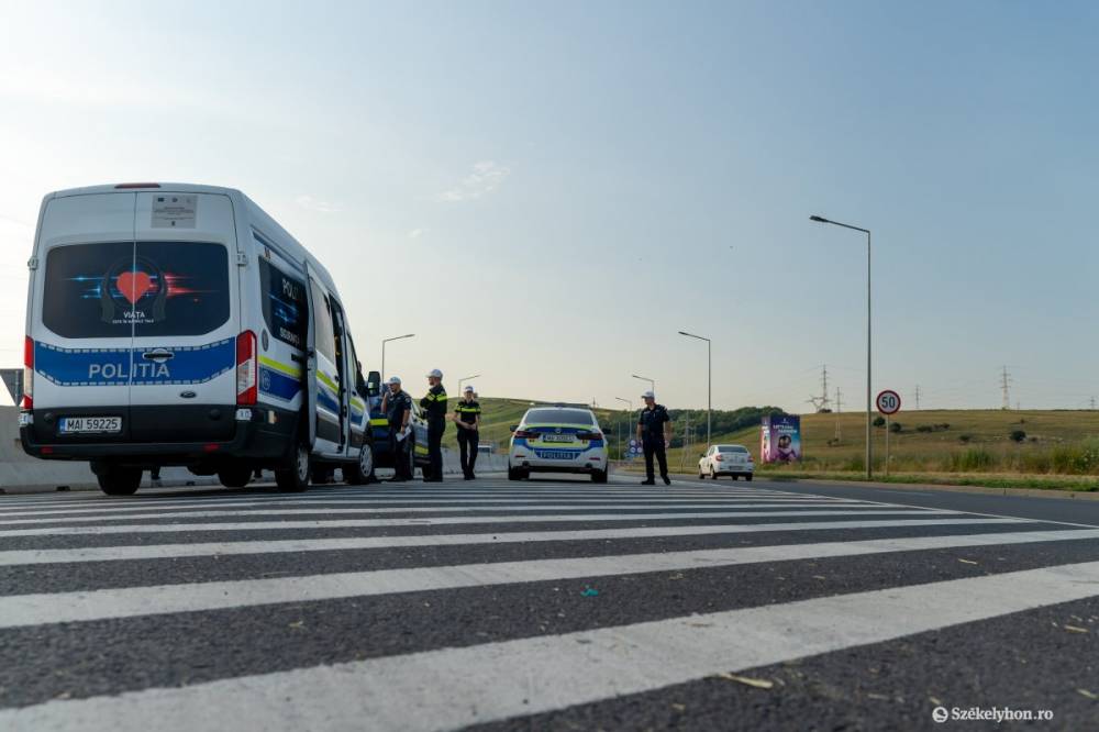 Az egyik autó kereke a másik csomagtartójában – tömegbaleset az autópályán