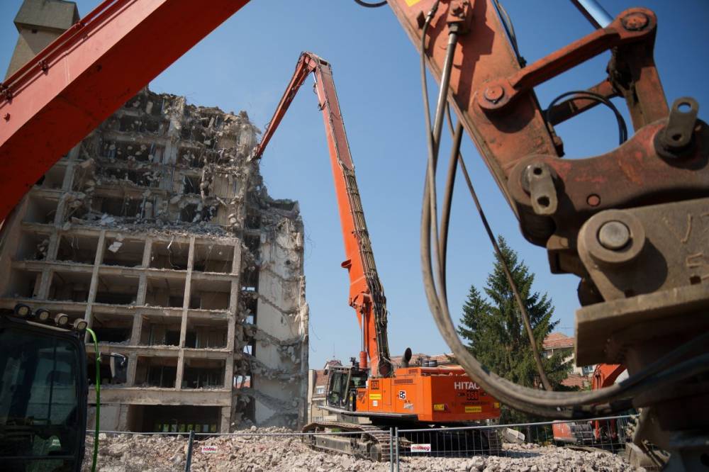 Csonka épület az óriáslepel mögött – eltűnőben a Bodok szálló