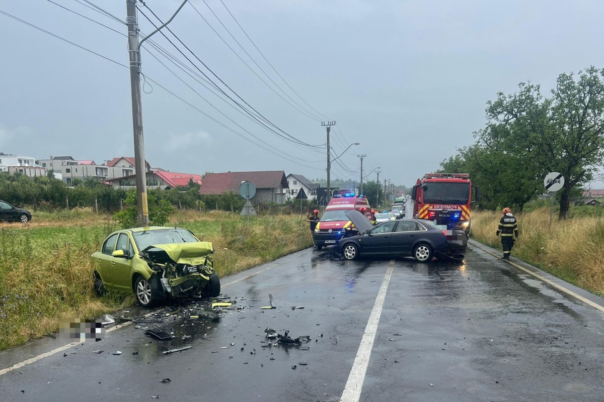 Két autó ütközött, hárman sérültek meg