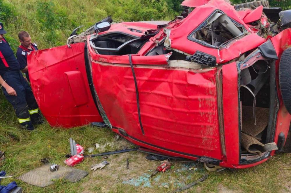 Vonat sodort el egy autót Gyimesközéplokon, mentőhelikoptert is riasztottak