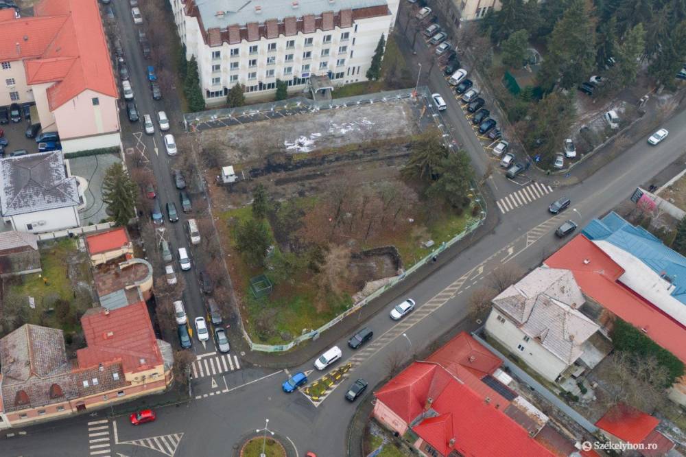 Zsákutcává alakul két fontos utca Marosvásárhelyen az épülő parkolóház miatt