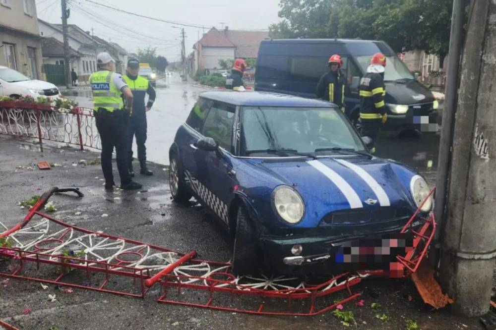Oszlopnak ütközött egy személyautó Dicsőszentmártonban