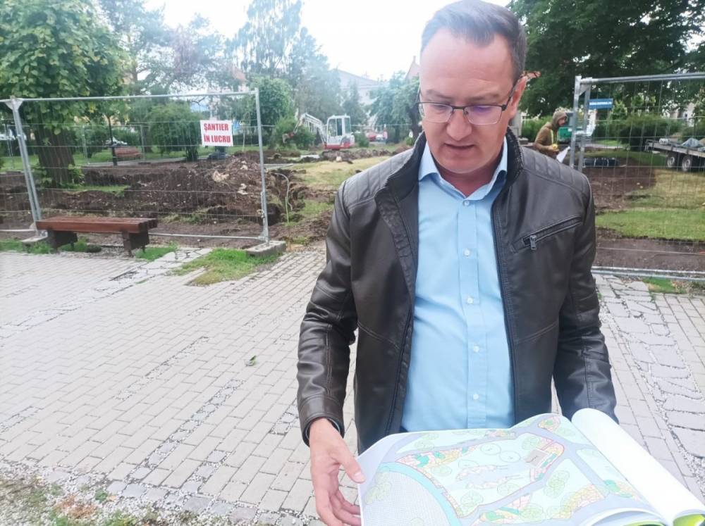 Méltó környezetet kap Gyergyószentmiklós védőszentjének főtéri szobra