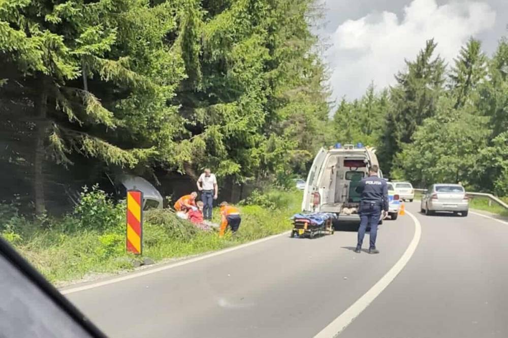 Lesodródott egy autó az úttestről Homoródfürdőnél