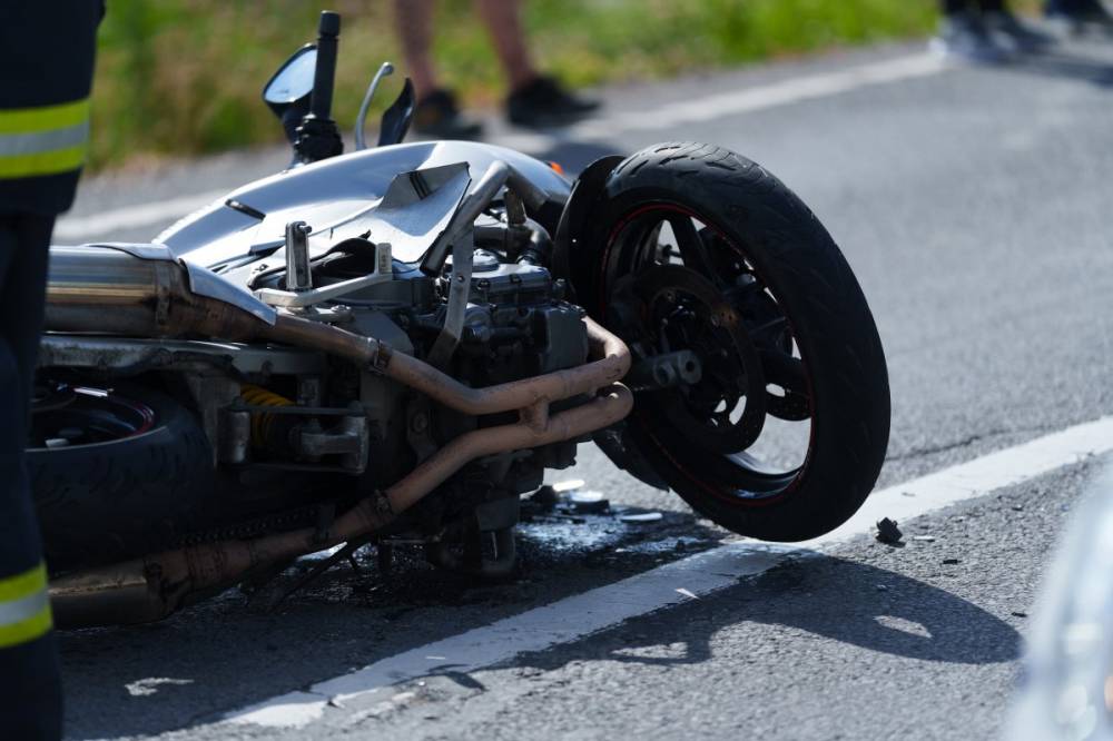 A helyszínen látták el a balesetben megsérült motorost